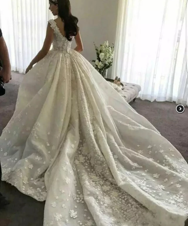 Langes Ballkleid mit rückenfreiem Spitzenapplikationen, Brautkleider, Herzausschnitt, Brautkleider, cg21576