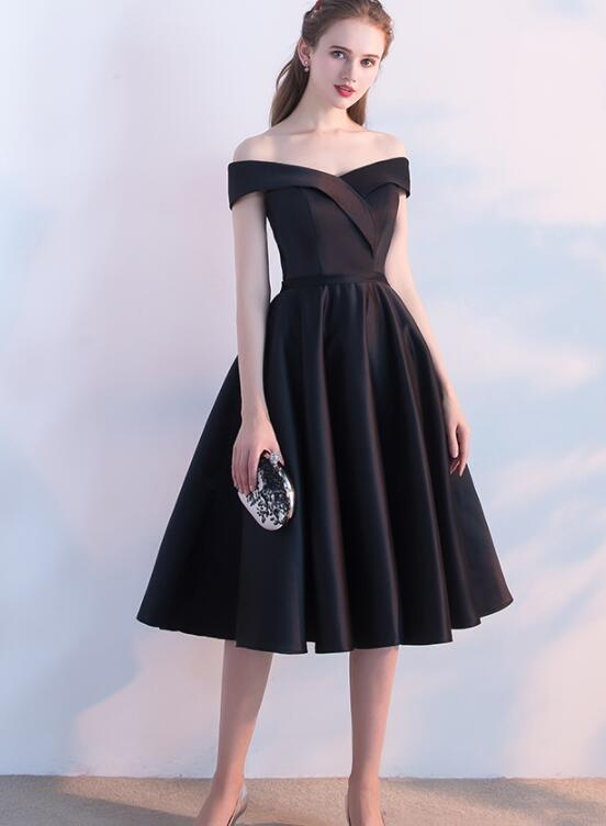 Schlichtes schwarzes kurzes Sweetheart-Partykleid aus Satin, schwarzes Brautjungfernkleid für den Heimkehr cg21795