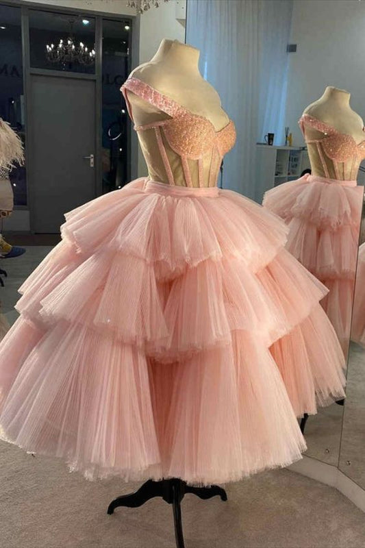Schulterfreies, gestuftes rosa Homecoming-Kleid cg22159