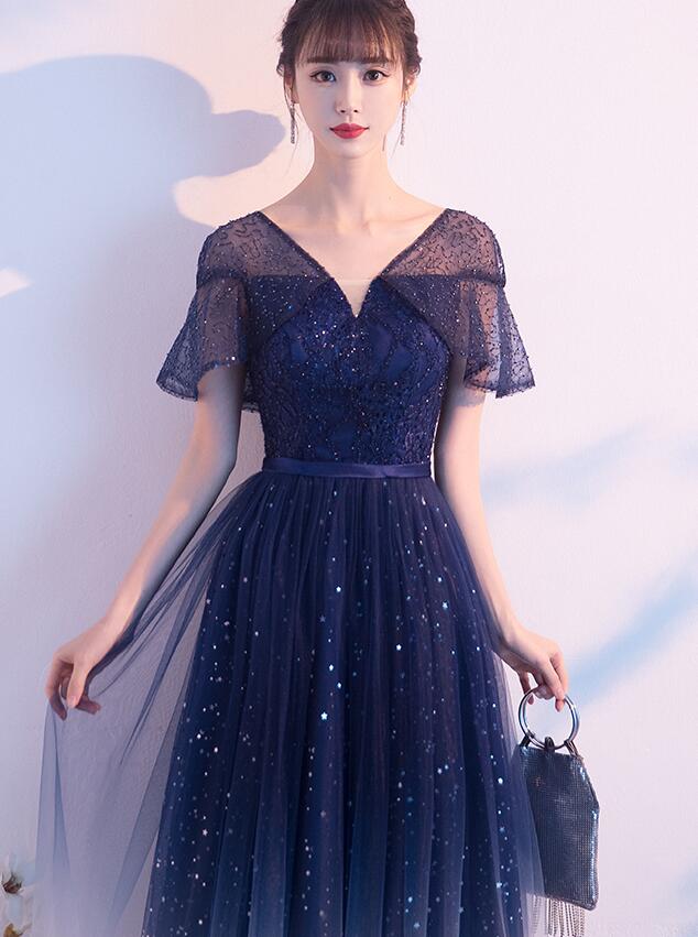 Marineblaues A-Linien-Ballkleid mit Farbverlauf und V-Ausschnitt aus glänzendem Tüll, kurzes Brautjungfernkleid aus blauem Tüll cg22963