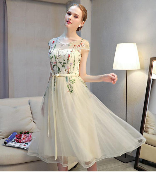 Schönes leichtes Champagner-Partykleid mit Flügelärmeln und Blumenmuster in Teelänge, süßes Hochzeitspartykleid, Heimkehrkleid cg23033