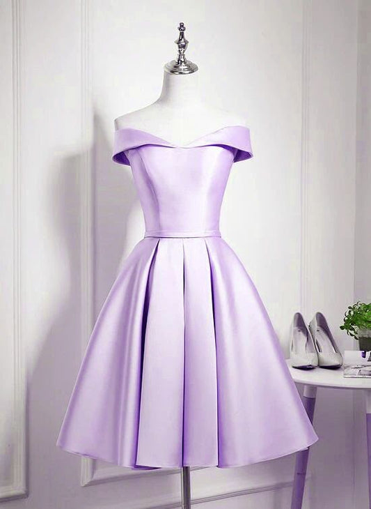 Bezauberndes knielanges lila Satin-Heimkehrkleid, schulterfreies Brautjungfernkleid cg23193