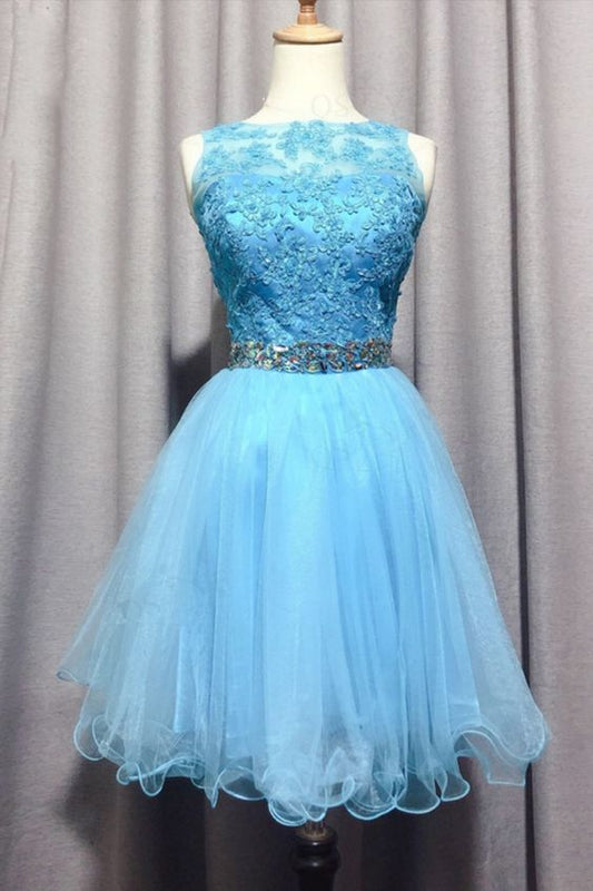 Hellblaues kurzes Homecoming-Kleid mit Spitzenapplikationen cg23256