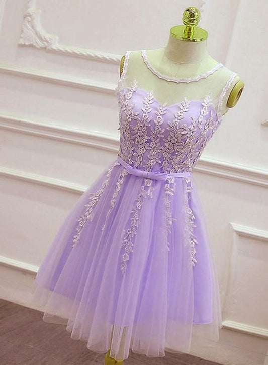 Süßes knielanges Homecoming-Kleid mit rundem Ausschnitt, kurzes Partykleid aus Spitze cg23414