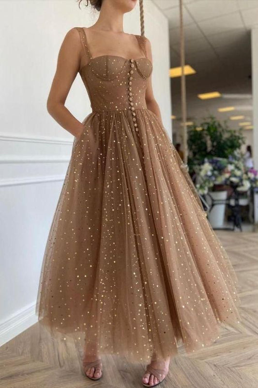 Glitzerndes, knielanges Ballkleid aus braunem Tüll, cg23439