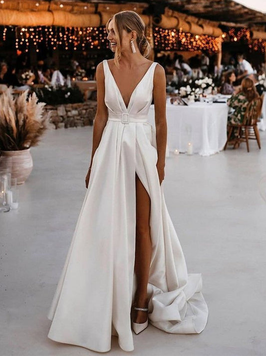 Langes Ballkleid aus weißem Satin mit V-Ausschnitt und V-Rücken und hohem Schlitz, cg23712