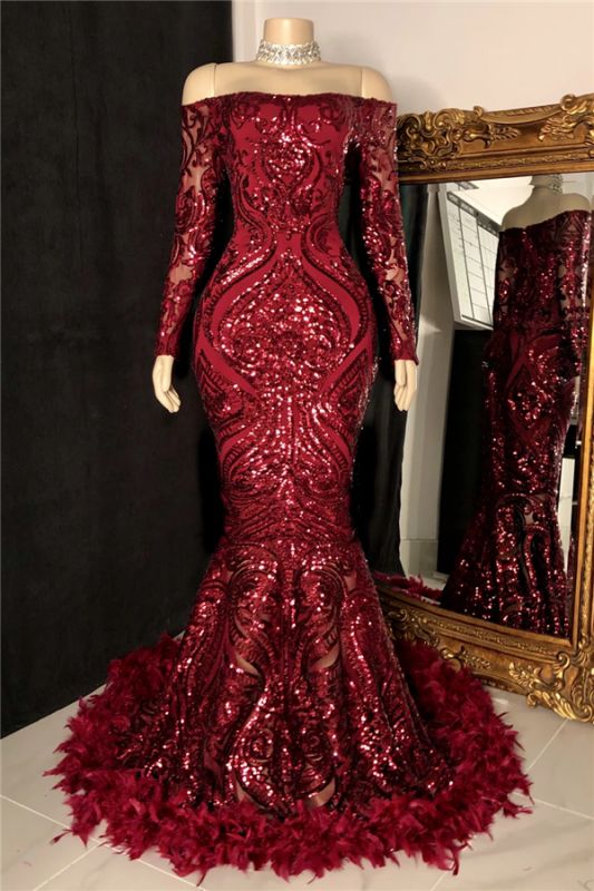 Schulterfreies Burgunderrotes Ballkleid mit Federn, langen Ärmeln, funkelnder Spitze, Meerjungfrau-Abendkleid cg24347