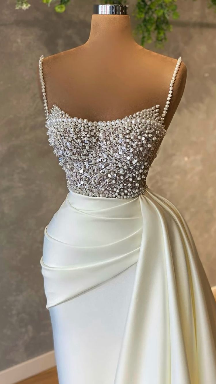 Elfenbeinfarbenes Ballkleid mit Perlen Ballkleider Formelle Abendkleider cg24399