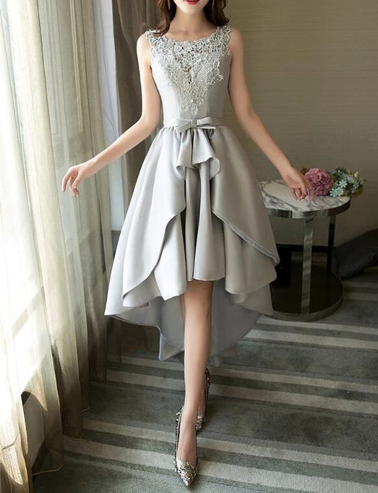 Graues High-Low-Partykleid aus Satin und Spitze, runder Ausschnitt, charmantes Abendkleid, Ballkleid 2019 cg2448