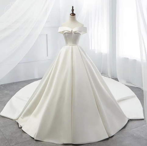 Weißes schulterfreies Satin-Langballkleid, weißes Abendkleid, weißes Hochzeitskleid, weißes Abendkleid cg2789