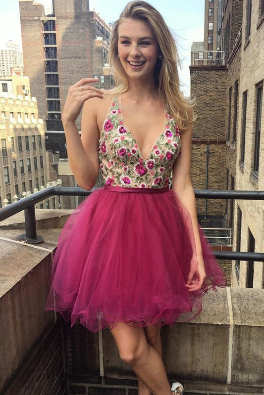 Schlichtes, fuchsiafarbenes, kurzes Homecoming-Kleid mit V-Ausschnitt, cg311