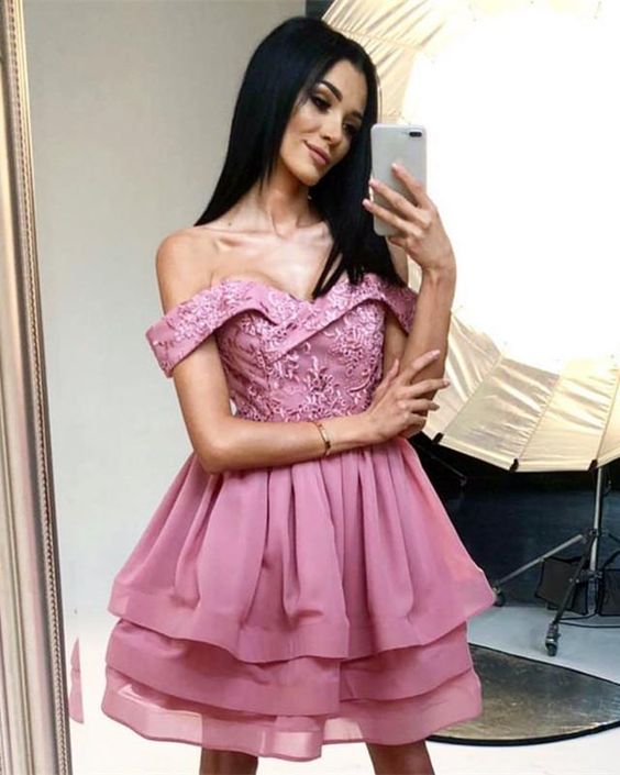 Schulterfreies Homecoming-Kleid mit Spitzenapplikationen und Organza-Rüschen cg3325