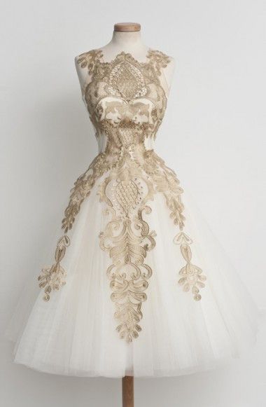 Atemberaubendes Champagner-Heimkehrkleid mit Wellenkante und Spitzenapplikationen bis zur Mitte der Wade cg361