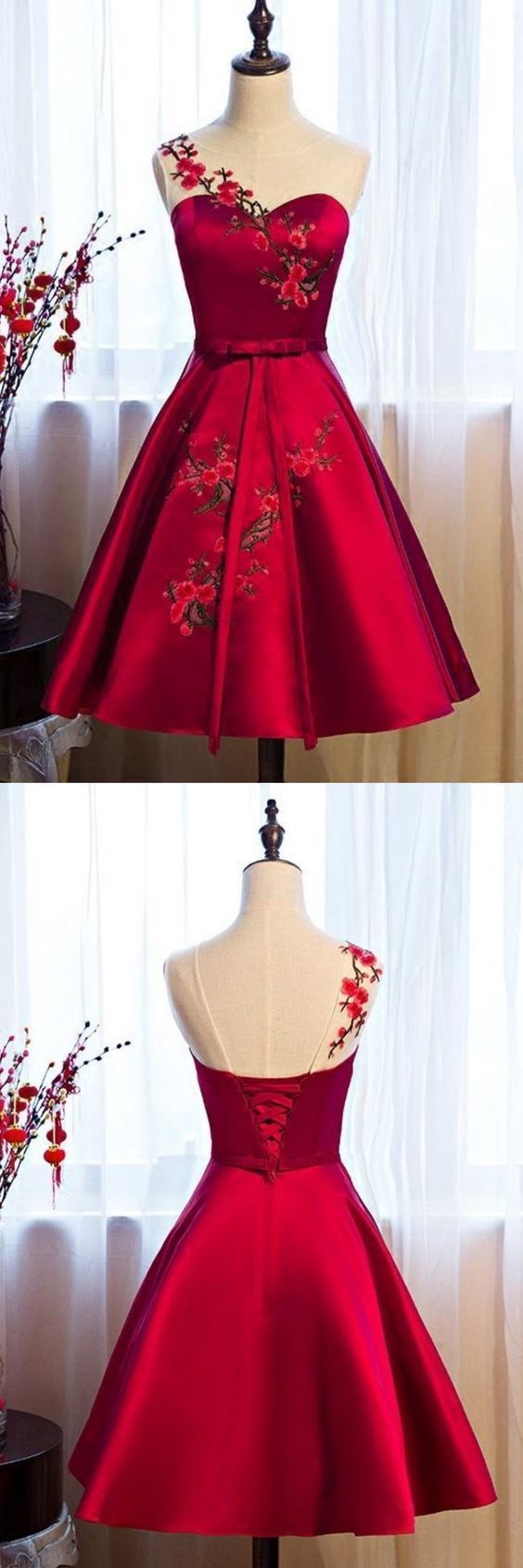 Burgunderrotes Satin-Heimkehrkleid mit Applikation cg363