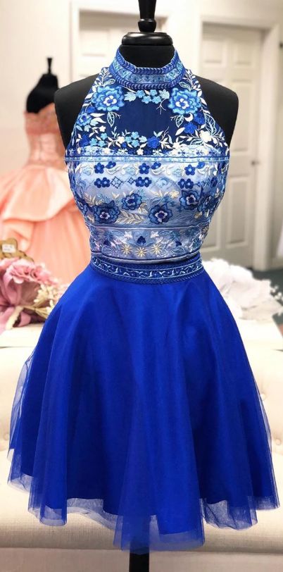zweiteiliges königsblaues Homecoming-Kleid mit hohem Kragen und geblümtem Oberteil cg3900