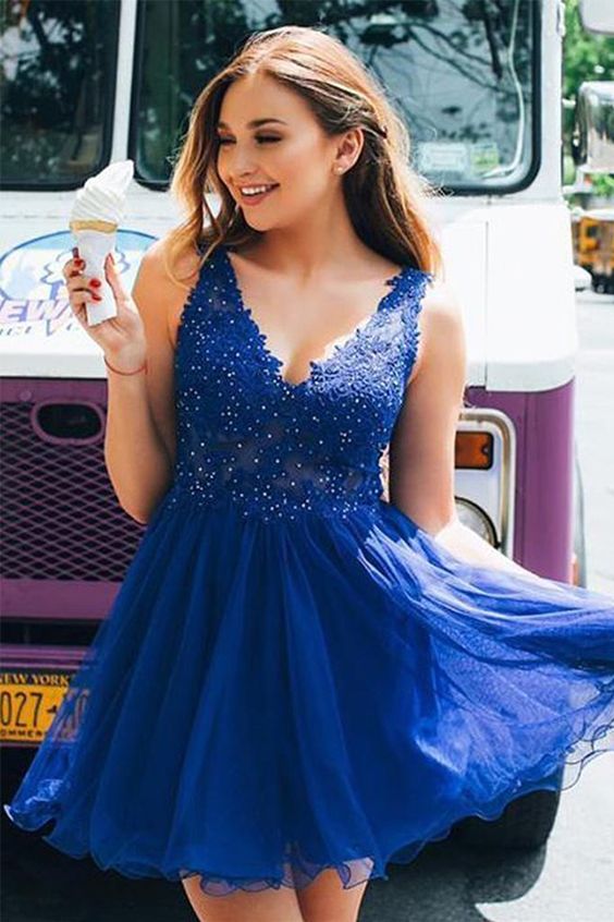 A-Linie V-Ausschnitt Kurzes rückenfreies königsblaues Homecoming-Kleid mit Applikationen cg3909