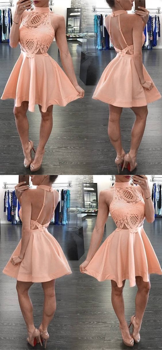 Kurzes, apricotfarbenes Homecoming-Kleid mit hohem Halsausschnitt und rückenfreiem Spitzenabschluss cg395