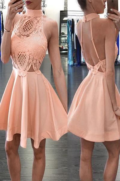 Kurzes, apricotfarbenes Homecoming-Kleid mit hohem Halsausschnitt und rückenfreiem Spitzenabschluss cg395