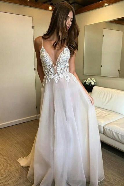 Tiefem V-Ausschnitt Spaghettiträgern Spitze Applizierte Strand Brautkleid, Sexy Ballkleider cg399