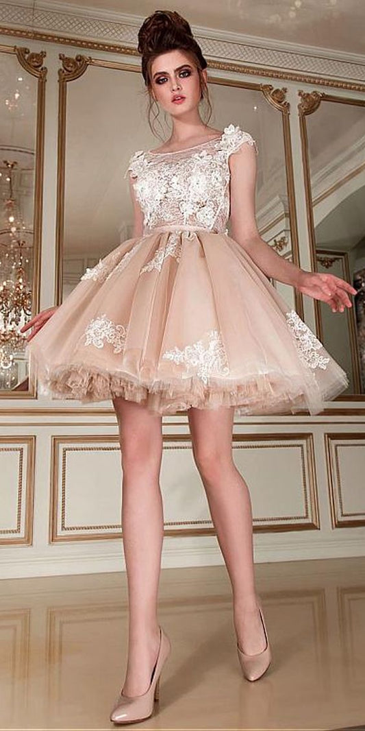Romantisches kurzes Homecoming-Kleid aus Tüll und Spitze mit U-Ausschnitt, Spitzenapplikationen und 3D-Blumen cg423