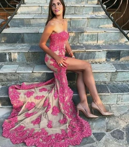 Wunderschönes trägerloses High Low Spitzen-Ballkleid Elfenbeinfarbenes Abendkleid Elegantes Ballkleid Rosa Spitzen-Ballkleid cg4465