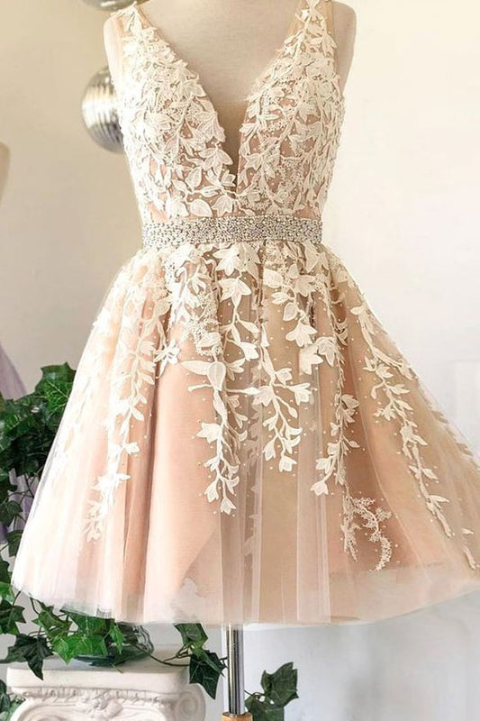 A-Linie Champagner Tüll V-Ausschnitt Kurzes Homecoming-Kleid mit Applikationen cg4487