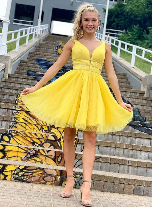 Gelbes kurzes Homecoming-Kleid aus Tüll mit V-Ausschnitt, Cocktailkleid cg4803