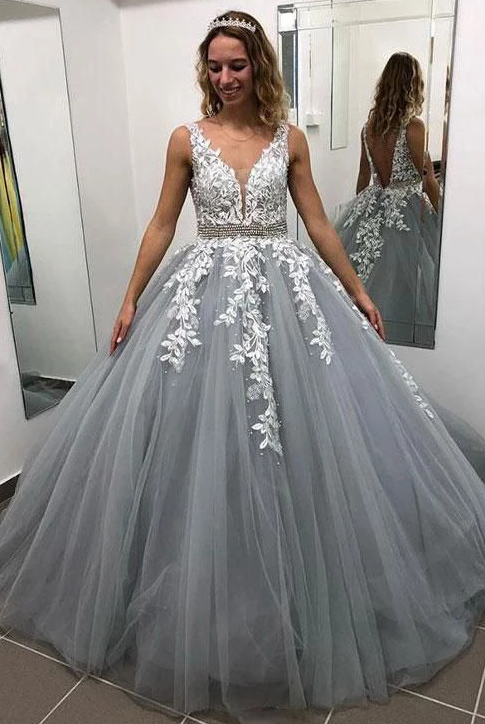 Graues langes Ballkleid mit V-Ausschnitt für Teenager, bauschiges Ballkleid mit Applikationen und Perlenbesatz cg4955
