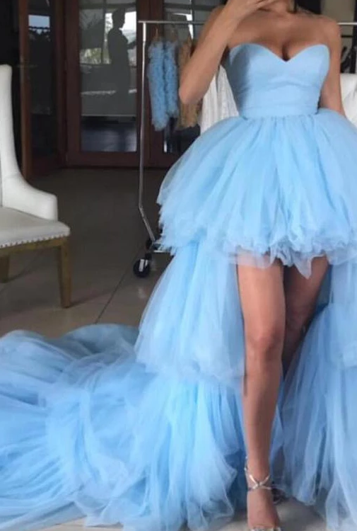 Blaues Sweetheart Tüll High Low Ballkleid mit langer Schleppe, einzigartiges trägerloses Partykleid cg4957