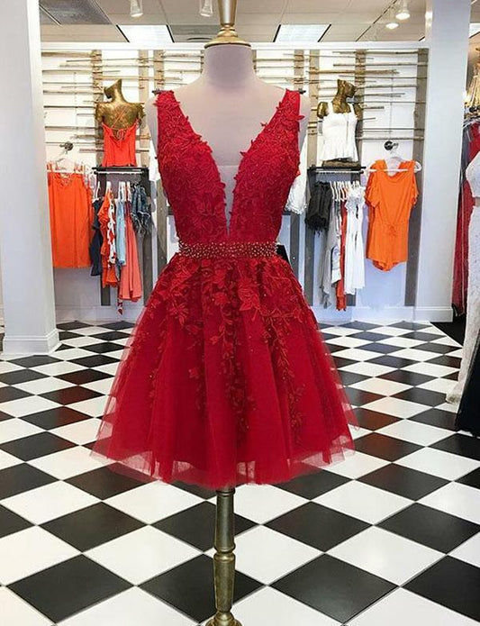 Kurzes rotes Homecoming-Kleid mit tiefem V-Ausschnitt und Perlenapplikationen cg507