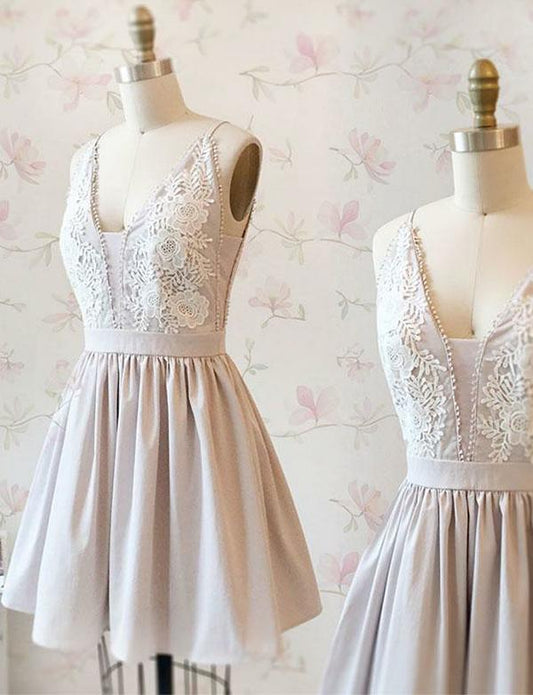 Kurzes Homecoming-Kleid mit tiefem V-Ausschnitt und grauen Applikationen cg512