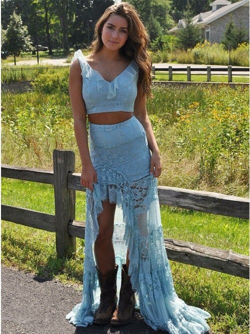 Zweiteiliges hellblaues Ballkleid aus Spitze mit V-Ausschnitt und Rüschen cg5238