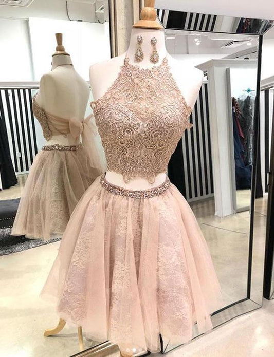 Zweiteiliges Neckholder-Champagner-Kurz-Heimkehrkleid mit Applikationen cg527