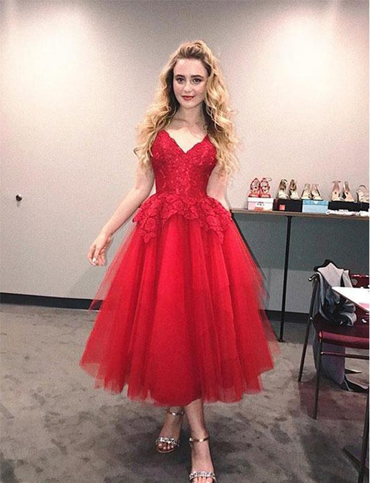 Teelanges Homecoming-Kleid aus rotem Tüll mit V-Ausschnitt cg528