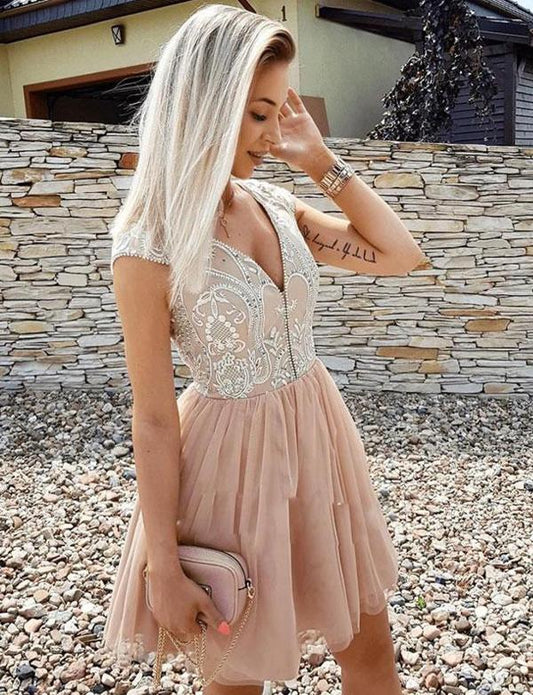 Kurzes Homecoming-Kleid aus Champagner-Tüll mit V-Ausschnitt und Applikationen cg533