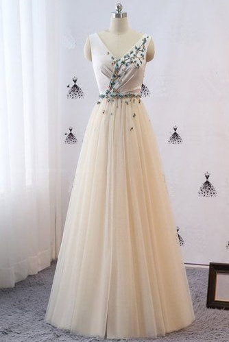 Champagnerfarbenes, Tüllkleid mit V-Ausschnitt, lang, schlicht, Abendkleid mit Spitzenapplikation, cg5578