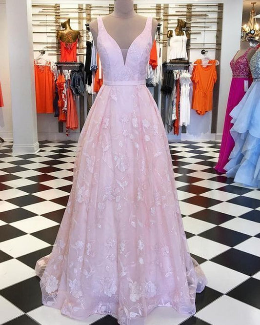 Langes Ballkleid mit V-Ausschnitt und plissierter Spitze in Rosa cg5777