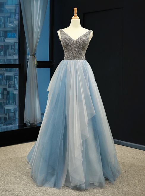 Graublaues rückenfreies Ballkleid aus Tüll mit V-Ausschnitt und Perlenbesatz cg5830