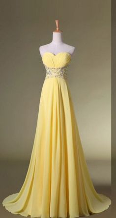 Trägerloses, herzförmiges, gerüschtes, perlenbesetztes A-Linien-Ballkleid cg5844