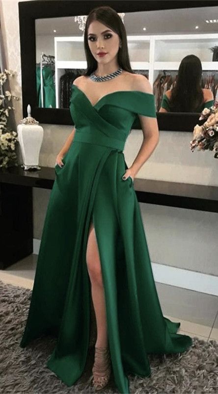 Langes grünes Satin-Ballkleid mit schulterfreiem Schnitt und Taschen cg6283
