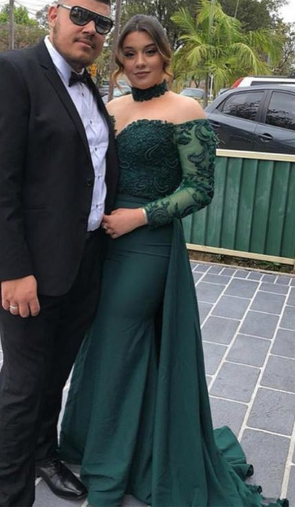 Schulterfreies Ballkleid mit langen Ärmeln und grüner Spitze cg6353