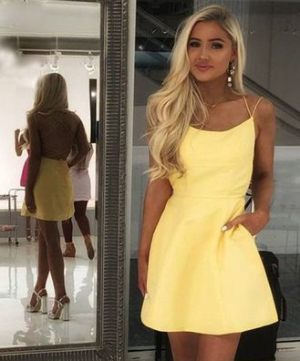 A-Linie Spaghettiträger Rückenfreies Gelbes Kurzes Homecoming-Kleid mit Taschen cg642
