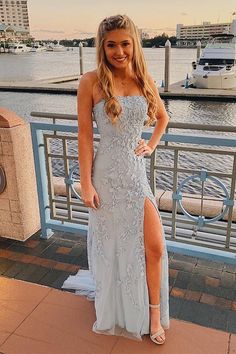 Trägerloses Ballkleid im Meerjungfrauenstil mit Schlitz in Narzissen-Optik, cg6709