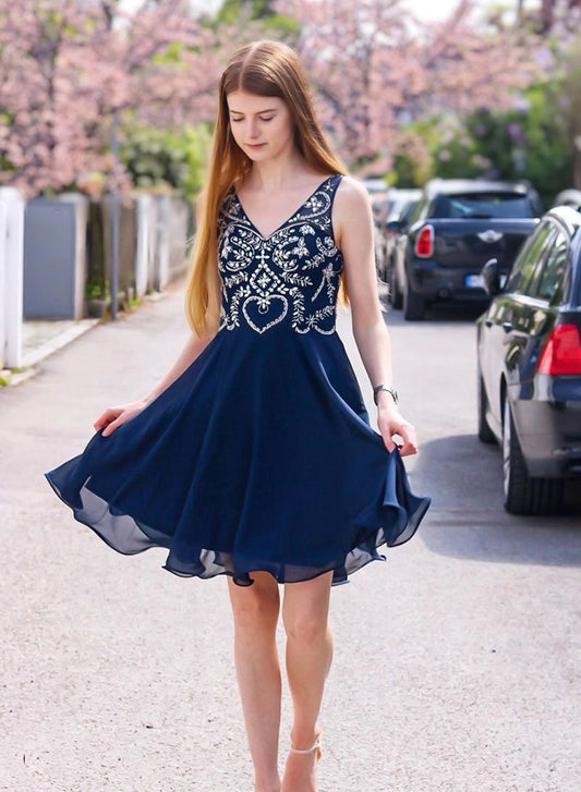 Süßes blaues kurzes Kleid mit V-Ausschnitt und Perlen, Homecoming-Kleid cg725