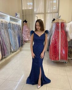 Funkelndes, marineblaues Meerjungfrau-Ballkleid mit Federn, V-Ausschnitt, hoher Schlitz, formelle Abendkleider, cg7588