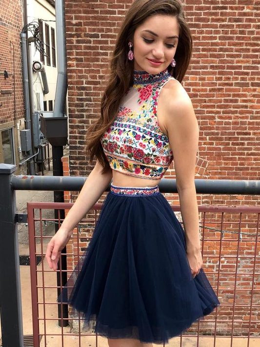 Marineblaues zweiteiliges Homecoming-Kleid mit Stickerei, hohem Halsausschnitt und offenem Rücken, cg762