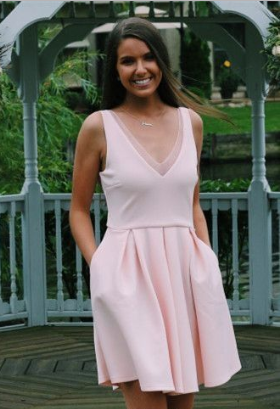 A-Linie V-Ausschnitt Über dem Knie Rosa Homecoming-Kleid mit Taschen cg773