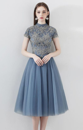 Blaues A-Linien-Tüll-Abendkleid mit kurzen Ärmeln und hohem Halsausschnitt und Applikationen, cg810