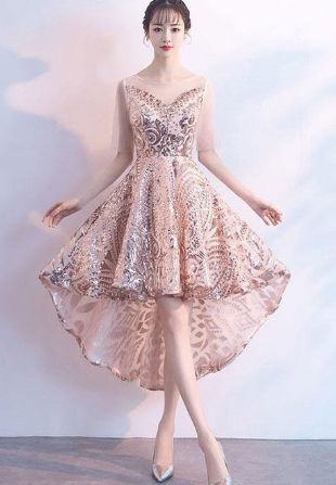 Champagnerfarbenes, kurzes Homecoming-Kleid aus Tüll mit Pailletten. Homecoming-Kleid cg884