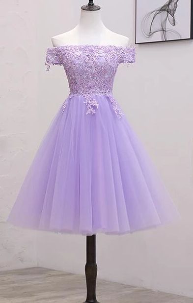 Hellviolettes schulterfreies Homecoming-Kleid aus Spitze und Tüll, kurzes Partykleid cg9056
